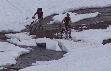 eiskaltes Schneewasser
