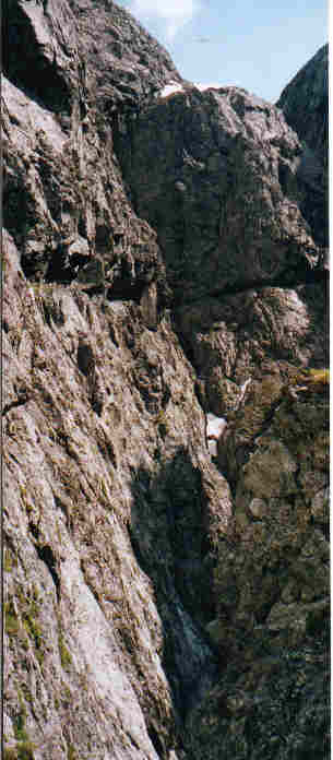 Die Schlucht des Val d&acute; Uina: &Uuml;ber uns gehts rauf und unter uns gehts runter! Mit dem MTB in der senkrechten Welt.