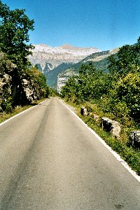 Auf dem Weg zur Ordesa-Schlucht: Blick auf die S&uuml;dw&auml;nde der Berge des Cirque de Gavarnie