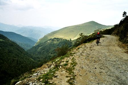 Der Panorama-Fahrweg n&ouml;rdlich des Grenzkammes Frankreich/Spanien