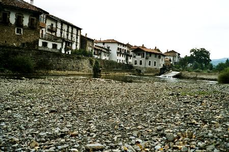 Burgui - man beachte die kleine Flo&szlig;rutsche, an der Fl&ouml;&szlig;e &uuml;ber das Wehr fahren k&ouml;nnen